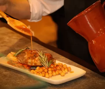 Plato de carne con salsa en un restaurante de Puy du Fou España