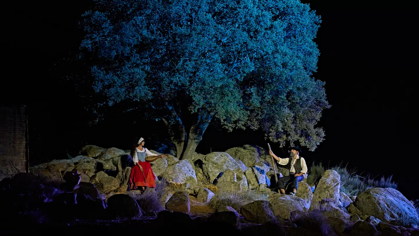 Dos personajes charlando en el espectáculo El Sueño de Toledo