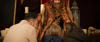 Niño conociendo a un Rey Mago en Puy du Fou España